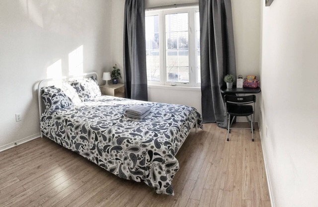 Entire unit of 2 bedrooms at YorkU + parking. Near subway.