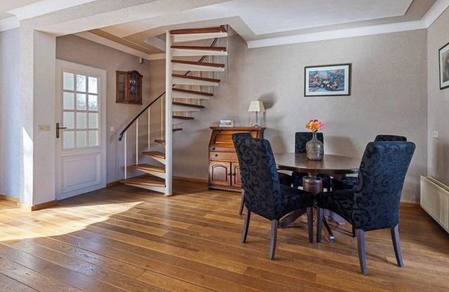 Entire villa, free breakfast, free parking