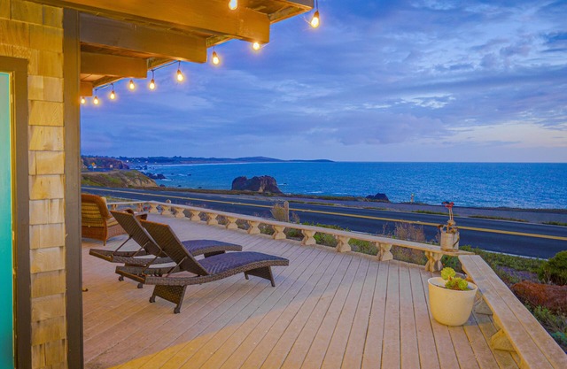 Epic ocean views and sound of surf. Luxurious Beds. Fireplace. Hot Tub. Dogs OK.