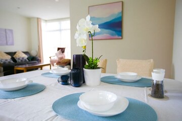 Epsom Central Spacious Modern 3 Bd Apt+Parking