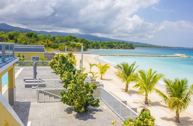ESCAPE EVERYTHING WITH THIS LUXURIOUS OCEAN VACATION VILLA