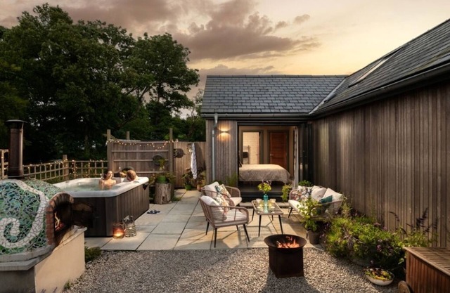 Escape to Poldurra – Luxurious Cornish Retreat with Hot Tub, Pizza Oven & Views