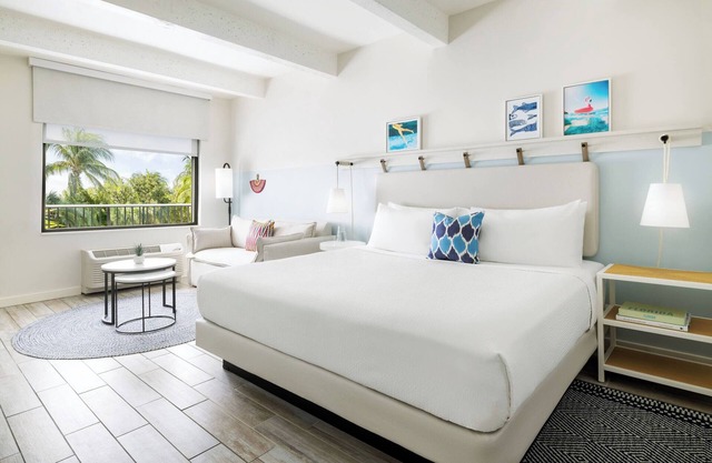 Escape to the Beach! Pool, Restaurant, Gym, Bike Rentals, Parking!