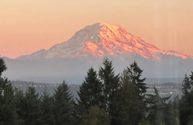 "Escape to the EDGEVUE Loft with a Mt. Rainier view & Private putting Green!"