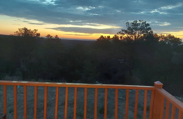 Escape to this serene mountain getaway – relax in nature’s beauty. Dogs welcome!
