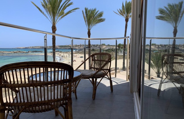 Espardell: beachfront apartment on the seafront of Es Pujols
