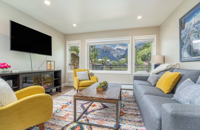 ETTA 102- Heated Pool & Hot Tub, Easy Ski Access, Newly-Remodeled