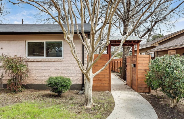 Euro-inspired 1-br cottage with AC, w/d, private fenced yard in central Austin