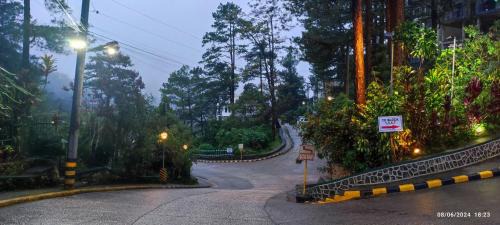 EverGlades Balcony Suites Baguio - Patio Outdoor Dining Hangout 100SQM 3BR2CR