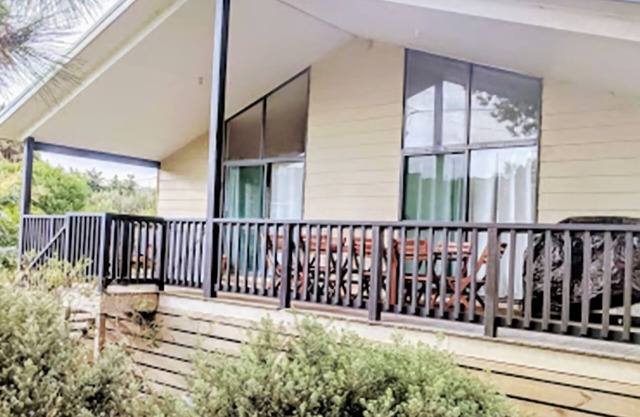 Evergreen - spacious family retreat, so close to shops and beaches.