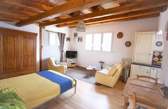 Exceptional setting: pine forest, dominant view, absolute calm, between Ventoux and Lubéron