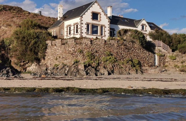 Exceptional beachfront location for this charming villa