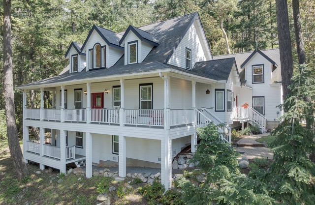 Exceptional, Hot Tub, Pickleball, Pool Room, Close to Everything!