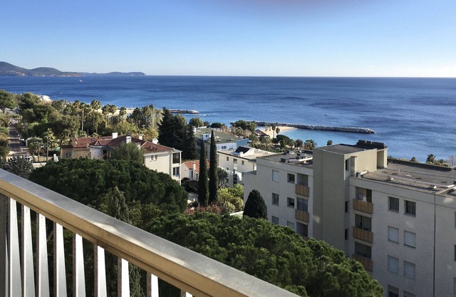 Exceptional panorama of the Toulon harbor. Private swimming pool, beaches and shops