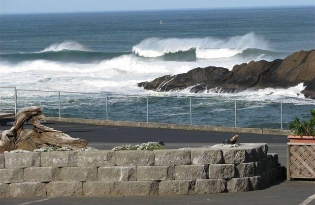 Exciting View,especially during the WinterStorms. WiFi, CoveredPatio, CityCenter