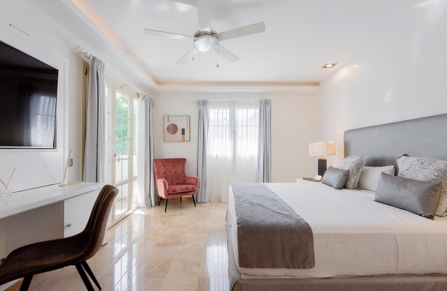 Exclusive 10BR Retreat – Rooftop, Chef + Daily Cleaning – 1min walk to Beach
