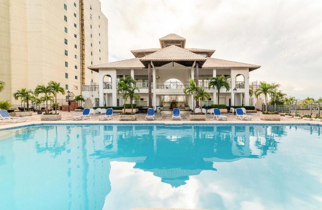 Exclusive 3 BDR, Gym & Pool, SeaView, Luxury Tower