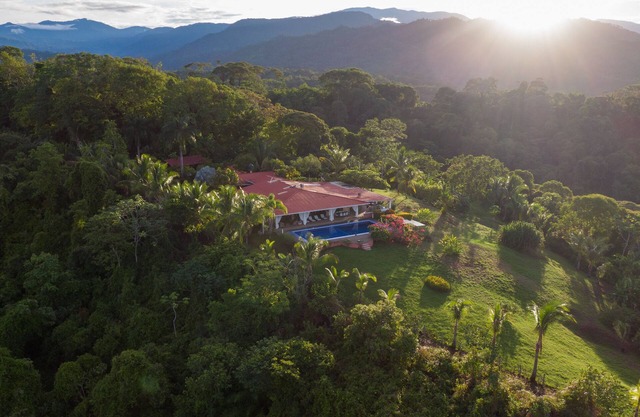 Exclusive 5 Bedroom Rainforest Retreat, Ocean/Mountain View’s/sleeps 12