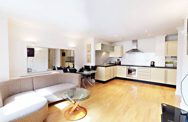EXCLUSIVE CENTRAL LONDON APARTMENT IN HIGH HOLBORN - CLOSE TO SHOPS & MUSEUMS