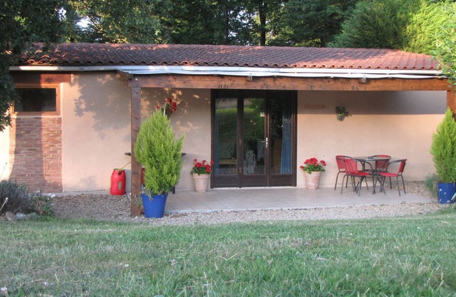 Exclusive countryside retreat on 8 acres with private lake - pet friendly !