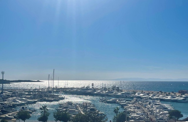 Exclusive Penthouse Apt at Glyfada Marina &Beach, 2 min walk to shopping, dining