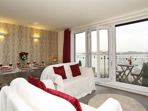 Exclusive Riverview Apartment