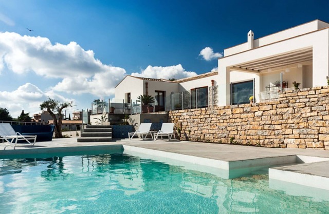 Exclusive villa with pool immersed in the Trapani countryside, at just 15 km from the seaside