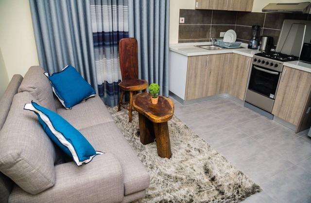 Executive 1 bedroom w/free constant Wi-Fi (East Airport)