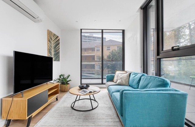 Executive Resort Style Living at Leafy Albert Park