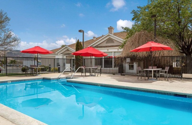 Exhilarating escapade! Unit with Fully-equipped Kitchen and FREE Breakfast!