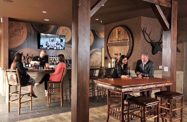 Expanded King with Whirlpool, Stoney Creek KC, Onsite Pool | 2 Units