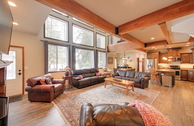 Expansive Group Lake House w/Private Hot Tub!
