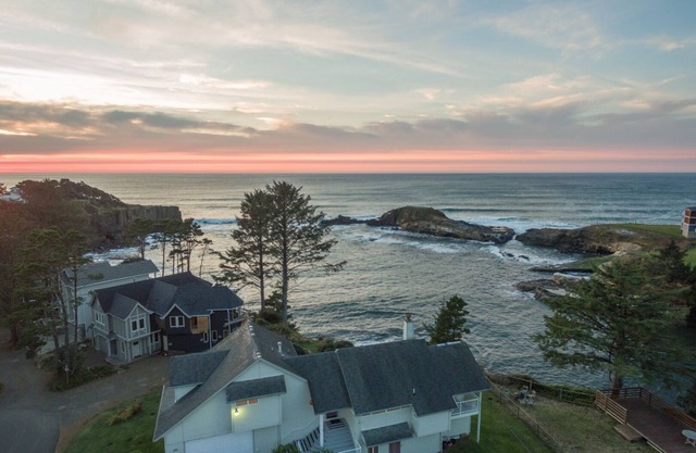 Experience Depoe Bay, Large Oceanfront Home, Deck and Pet Friendly