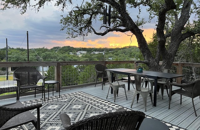 Experience hill country life & relax! Family & Pet Friendly near Canyon Lake.