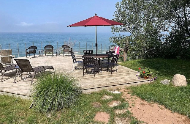 Experience lakeside relaxation at Sunset Escape Cottage
