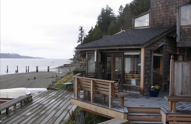 Experience Paradise at the Water's Edge with Awesome Views.