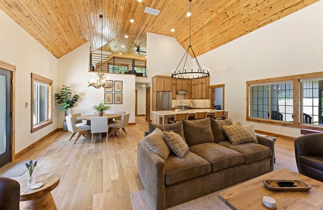 Experience Sunriver spacious 4-bedroom retreat, perfect for families or groups
