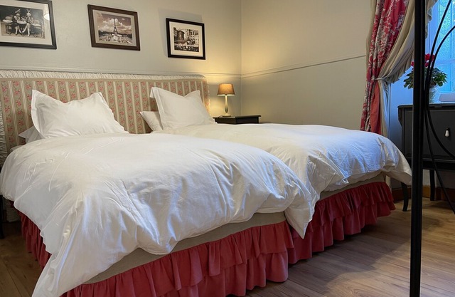 Explore the magic of the Dordogne! Les Chouettes sleeps 14 -7 bedrooms 4 1/2BR
