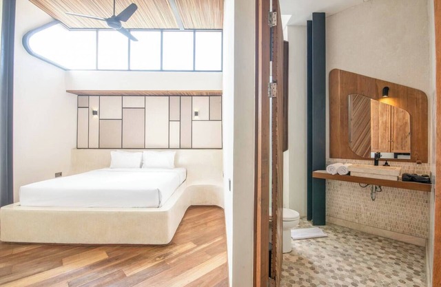 Exquisite 1-BR Loft Art Deco Charm Shared pool