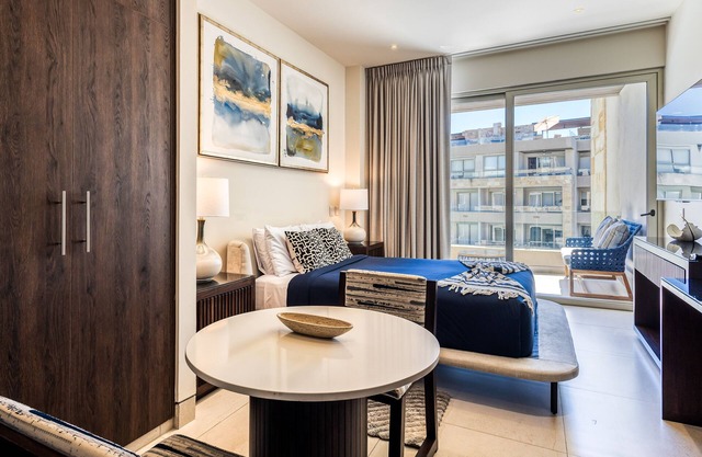 Exquisite apartment with balcony, TV, WiFi, heated pool. & gym/fitness room