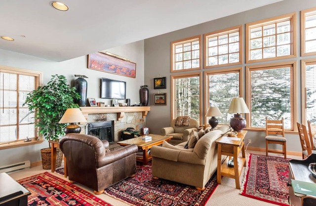 Exquisite Mountain Condo with Instaworthy Views and private indoor hot tub