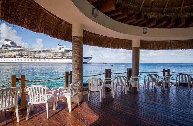 Exquisite Caribbean Studio with Private Beach and Pool