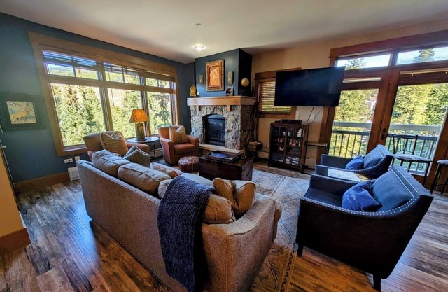 Exquisite SKi-in/Ski-out Unit, Mtn Views