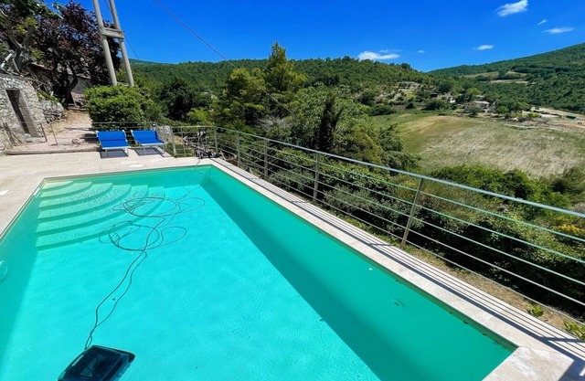Exquisitely Pretty, Detached Cottage, 9 kms to Central Spoleto... exclusive pool