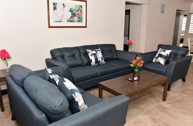 Extra large apartments for family or friends 1 min from the airport.