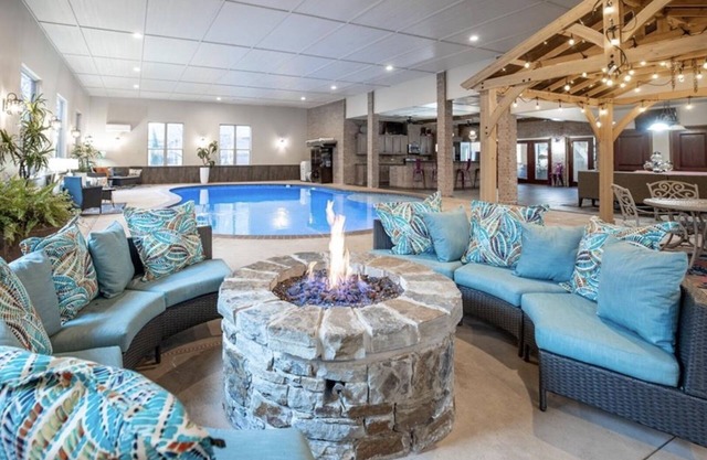 Extravagant Heated Indoor pool w/3 beds, 3 baths! n