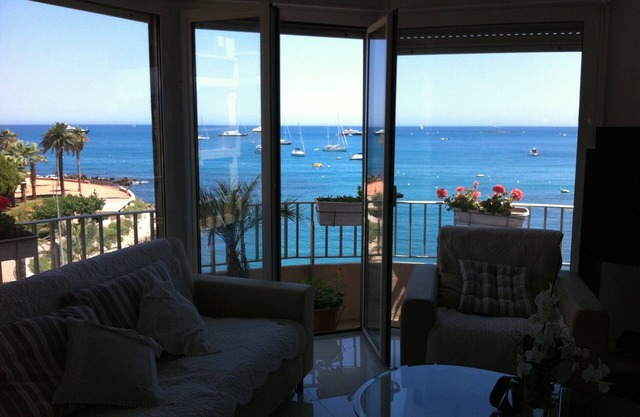 F 3 Exceptional sea view, near the city center and Cap d Antibes.
