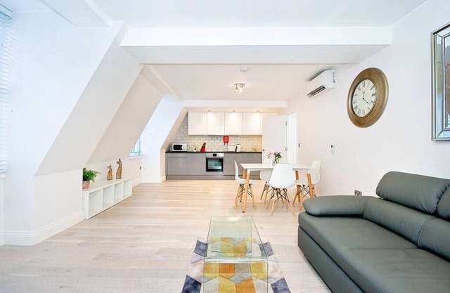 F2E Large penthouse 1 bed wifi air con sleeps 4