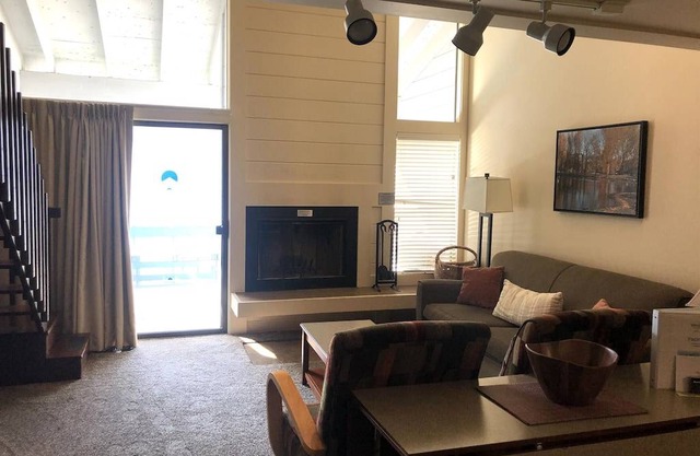 F3 Poolside Condo with Mountain Views