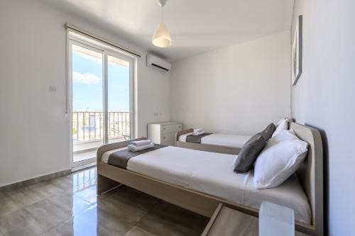 F9 Room 3, Private Room two single beds with shared bathroom in shared Flat